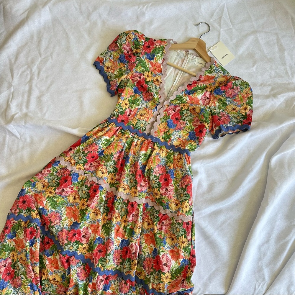 NWT Aureum Floral V-Neck Midi Dress